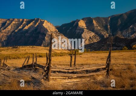 Ancien bâtiment abîmé à Ruple Ranch, une ancienne propriété à Island Park le long de la rivière Green, dans le monument national Dinosaur, Utah, États-Unis Banque D'Images