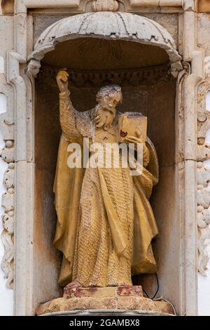 Eglise de Carmo en gros plan sur les statues situées à Faro, Portugal. Banque D'Images