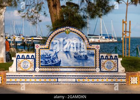 Belle vue sur le travail azulejo dans le parc relaxant Pescador Olhanense sur la ville d'Olhao, Portugal. Banque D'Images