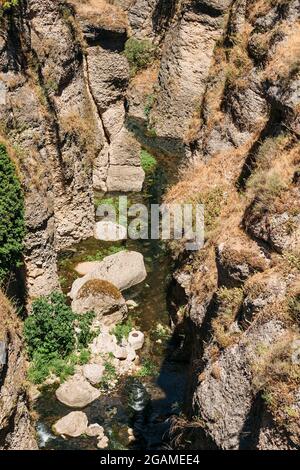 Le Tajo de Ronda est une gorge creusée par la rivière rio Guadalevin, sur lequel la ville de Ronda, Province de Malaga, Espagne Banque D'Images