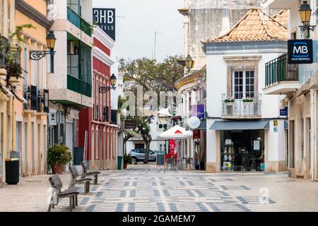 FARO, PORTUGAL - 20 juin 2021 : centre principal du centre-ville, quartier commerçant touristique de Faro, Portugal. Banque D'Images