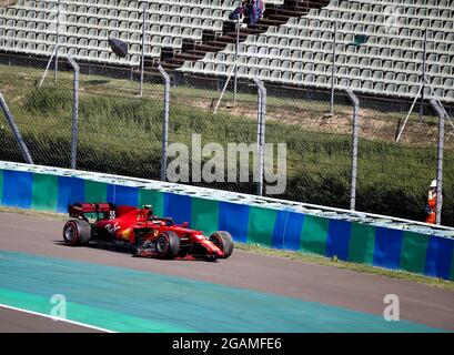 Budapest, Hongrie. 31 juillet 2021. 55 SAINZ Carlos (spa), Scuderia Ferrari SF21, accident d'action, accident, pendant la Formule 1 Magyar Nagydij 2021, Grand Prix de Hongrie, 11e tour du Championnat du monde de Formule 1 2021 de la FIA du 30 juillet au 1er août 2021 sur la Hungaroring, à Mogyorod, près de Budapest, Hongrie - photo DPPI crédit: DPPI Media/Alamy Live News Banque D'Images