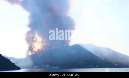 Mugla, Turquie. 31 juillet 2021. La fumée et les flammes s'élèvent d'un feu de forêt dans le district de Marmaris à Mugla, Turquie, le vendredi 30 juillet 2021. (Photo de Recep Sulubay/GochreImagery/Sipa USA) crédit: SIPA USA/Alay Live News Banque D'Images