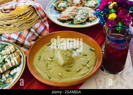 Pipian verde avec poulet, tortillas et agua de jamaica, cuisine mexicaine traditionnelle à Mexico Banque D'Images