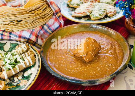 Pipian rojo à la viande et au sésame, cuisine mexicaine traditionnelle à Mexico Banque D'Images