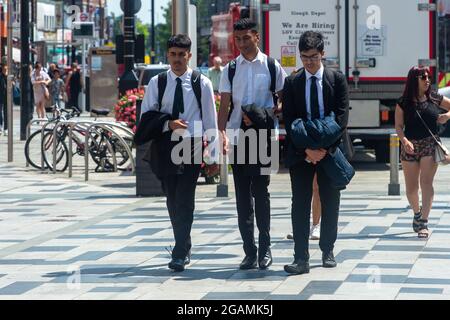 Slough, Berkshire, Royaume-Uni. 20 juillet 2021. Les écoliers n'ont plus à porter de masques pendant leur séjour à l'école depuis la levée des mesures de verrouillage Covid-19 hier. Crédit : Maureen McLean/Alay Banque D'Images