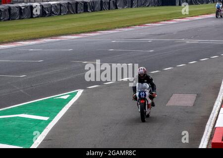 CASTLE DONINGTON, Royaume-Uni, 31 juillet 2021, Warren Beese à cheval sur un Yahama TZ entrant dans la file de Pit au Classic Motorcycle Festival à Donington Park course Track tenu pendant le week-end du 31 juillet et 1er août 2021, crédit: Gareth Tibbles Banque D'Images