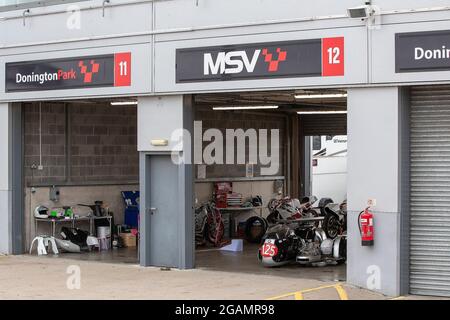 CASTLE DONINGTON, Royaume-Uni, 31 juillet 2021, Pit garages 11 et 12 au Classic Motorcycle Festival à Donington Park course Track tenu pendant le week-end du 31 juillet et 1er août 2021, crédit: Gareth Tibbles Banque D'Images