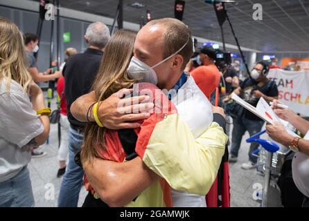 31 juillet 2021, Hessen, Francfort-sur-le-main : Jonathan Rommelmann, un médaillé d'argent à Tokyo, est accueilli à l'aéroport à son retour des Jeux Olympiques. Photo : Boris Roessler/dpa Banque D'Images