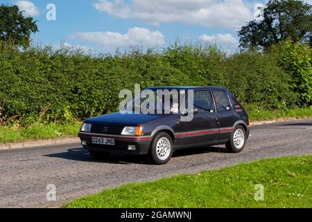 Une Peugeot 1986 80 205 GTI Gray car Hatchback Pétrol classique vintage voiture arrivant au salon de voiture classique Capesthorne Hall. Banque D'Images