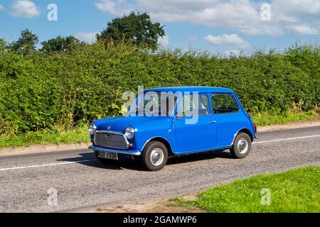 Une voiture vintage classique Mini 850 Blue Leyland Cars 1976 des années 70 arrive au salon de voiture classique de Capesthorne Hall. Banque D'Images