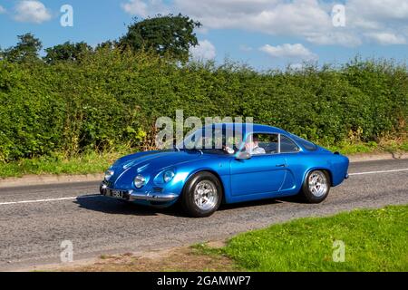 1970 70s Bleu RENAULT ALPINE 1397 cc ESSENCE classique voiture vintage arrivant au salon de voiture classique Capesthorne Hall. Banque D'Images