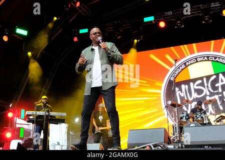 Lulworth, Royaume-Uni. 30 juillet 2021. Grammy nominé chanteur anglais jamaïcain d'âme Dennis Seaton, chanteur principal avec le groupe pop britannique musical Youth se produit en direct sur scène pendant le festival Camp Bestival à Lulworth. Crédit : SOPA Images Limited/Alamy Live News Banque D'Images