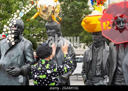 La statue des Beatles d'Andy Edwards est redressée par l'artiste Stephen Jones à Pier Head à Liverpool Banque D'Images