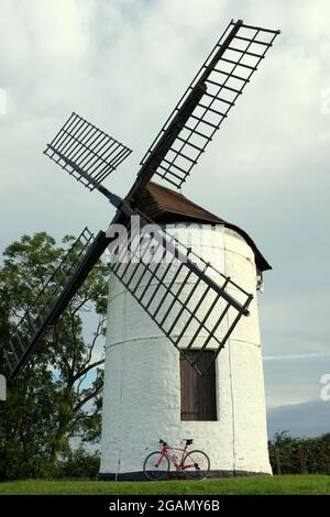 2021 juillet - Ashton Windmill près de Wedmore dans le Somerset Royaume-Uni, avec un vélo rouge à côté Banque D'Images