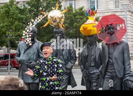 La statue des Beatles d'Andy Edwards est redressée par l'artiste Stephen Jones à Pier Head à Liverpool Banque D'Images