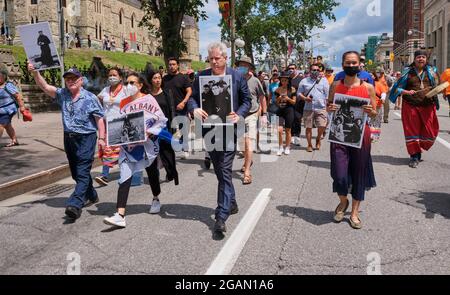 Ottawa, Canada. 31 juillet 2021. Sous la direction des députés néo-démocrates Mumilaaq Qaquqqaq et Charlie Angus, des centaines de personnes ont marché du Parlement canadien vers le ministère de la Justice pour demander la vérité et la justice pour les peuples autochtones à la suite des conclusions des horreurs dans les pensionnats indiens canadiens. Ils exigent un procureur spécial et une enquête indépendante sur les actions du gouvernement et des Églises catholiques en la matière. Credit: Meanderingemu/Alamy Live News Banque D'Images