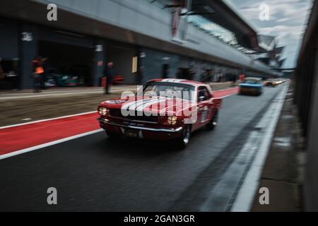 Towcester, Northamptonshire, Royaume-Uni. 31 juillet 2021. Le pilote de course Robb Fenn (GB) et Ford Mustang quittent l'International Paddock lors du Classic Motor Racing Festival sur le circuit Silverstone (photo de Gergo Toth / Alay Live News) Banque D'Images