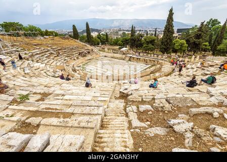 Panorama de l'ancien Théâtre de Dionysos à pied de l'Acropole, Athènes, Grèce. C'est l'attraction touristique d'Athènes. Les gens visitent Ancient Banque D'Images