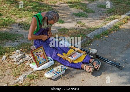 Dnipro, Ukraine - 14 septembre 2019 : l'artiste mendiant et malade est handicapé dans la rue vendant ses peintures et toutes sortes d'artisanat Banque D'Images