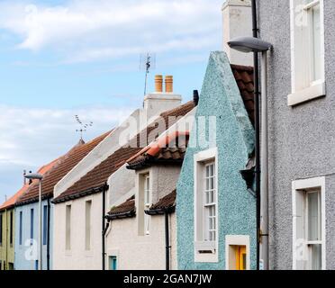 Maisons colorées dans un village de pêcheurs Banque D'Images