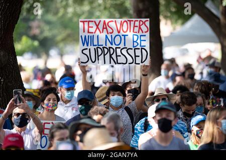 Austin, Texas, États-Unis. 31 juillet 2021. Samedi, les défenseurs du droit de vote terminent une marche de quatre jours sur 30 miles au Texas Capitol où des dizaines d'orateurs se sont ralliés aux efforts républicains pour modifier les procédures électorales dans tout le pays et au Texas. Environ 3,000 personnes ont été traitées à une chanson de 3 par le légendaire Texan Willie Nelson. (Image de crédit : © Bob Daemmrich/ZUMA Press Wire) Banque D'Images
