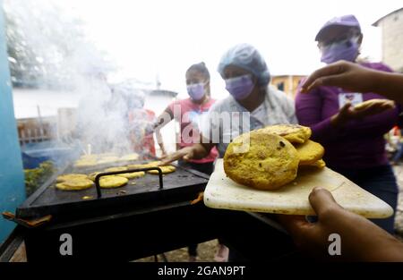 Naguanagua, Carabobo, Venezuela. 31 juillet 2021. Le 31 juillet 2021, la méga Arepazo nationale a eu lieu, où plus de 160 organisations, fondations, guildes, églises, se sont réunies pour donner 50 mille arépas dans tout le pays. L'initiative est née dans la ville de Valence par la main de Manuel Paez, président de la Fondation Agrigando Corazones et à Carabobo a le soutien de l'organisation Dar MÃs que Recibir, le cercle des reporters graphiques et au moins 30 autres fondations. Foto: Juan Carlos Hernandez. (Credit image: © Juan Carlos Hernandez/ZUMA Press Wire) Banque D'Images