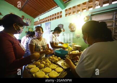 Naguanagua, Carabobo, Venezuela. 31 juillet 2021. Le 31 juillet 2021, la méga Arepazo nationale a eu lieu, où plus de 160 organisations, fondations, guildes, églises, se sont réunies pour donner 50 mille arépas dans tout le pays. L'initiative est née dans la ville de Valence par la main de Manuel Paez, président de la Fondation Agrigando Corazones et à Carabobo a le soutien de l'organisation Dar MÃs que Recibir, le cercle des reporters graphiques et au moins 30 autres fondations. Foto: Juan Carlos Hernandez. (Credit image: © Juan Carlos Hernandez/ZUMA Press Wire) Banque D'Images