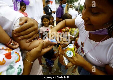 31 juillet 2021, Naguanagua, Carabobo, Venezuela : 31 juillet, 2021, le 31 juillet 2021, les activités récréatives pour les enfants, en attendant que les arépas soient cuits, pendant le Mega Arepazo, et le point de Naguanagua était en charge des fondations Thaima et Luchando por los valores, qui, avec plus de 160 organisations, fondations, guildes, églises, se sont réunis pour donner 50 mille arépas dans tout le pays. L'initiative est née dans la ville de Valence par la main de Manuel Paez, président de la Fondation Agrigando Corazones et à Carabobo a le soutien de Banque D'Images