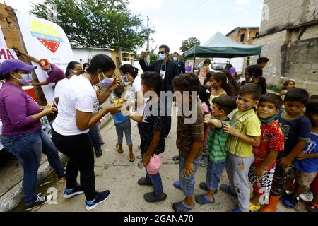 Naguanagua, Carabobo, Venezuela. 31 juillet 2021. Le 31 juillet 2021, la méga Arepazo nationale a eu lieu, où plus de 160 organisations, fondations, guildes, églises, se sont réunies pour donner 50 mille arépas dans tout le pays. L'initiative est née dans la ville de Valence par la main de Manuel Paez, président de la Fondation Agrigando Corazones et à Carabobo a le soutien de l'organisation Dar MÃs que Recibir, le cercle des reporters graphiques et au moins 30 autres fondations. Foto: Juan Carlos Hernandez. (Credit image: © Juan Carlos Hernandez/ZUMA Press Wire) Banque D'Images