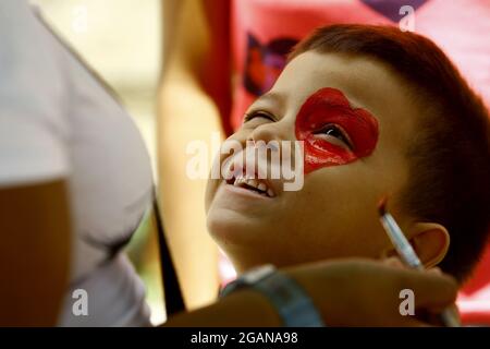 31 juillet 2021, Naguanagua, Carabobo, Venezuela : 31 juillet, 2021, le 31 juillet 2021, les activités récréatives pour les enfants, en attendant que les arépas soient cuits, pendant le Mega Arepazo, et le point de Naguanagua était en charge des fondations Thaima et Luchando por los valores, qui, avec plus de 160 organisations, fondations, guildes, églises, se sont réunis pour donner 50 mille arépas dans tout le pays. L'initiative est née dans la ville de Valence par la main de Manuel Paez, président de la Fondation Agrigando Corazones et à Carabobo a le soutien de Banque D'Images