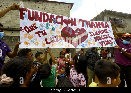 31 juillet 2021, Naguanagua, Carabobo, Venezuela : 31 juillet, 2021, le 31 juillet 2021, les activités récréatives pour les enfants, en attendant que les arépas soient cuits, pendant le Mega Arepazo, et le point de Naguanagua était en charge des fondations Thaima et Luchando por los valores, qui, avec plus de 160 organisations, fondations, guildes, églises, se sont réunis pour donner 50 mille arépas dans tout le pays. L'initiative est née dans la ville de Valence par la main de Manuel Paez, président de la Fondation Agrigando Corazones et à Carabobo a le soutien de Banque D'Images