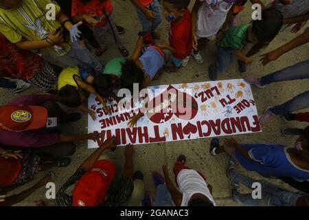 31 juillet 2021, Naguanagua, Carabobo, Venezuela : 31 juillet, 2021, le 31 juillet 2021, les activités récréatives pour les enfants, en attendant que les arépas soient cuits, pendant le Mega Arepazo, et le point de Naguanagua était en charge des fondations Thaima et Luchando por los valores, qui, avec plus de 160 organisations, fondations, guildes, églises, se sont réunis pour donner 50 mille arépas dans tout le pays. L'initiative est née dans la ville de Valence par la main de Manuel Paez, président de la Fondation Agrigando Corazones et à Carabobo a le soutien de Banque D'Images