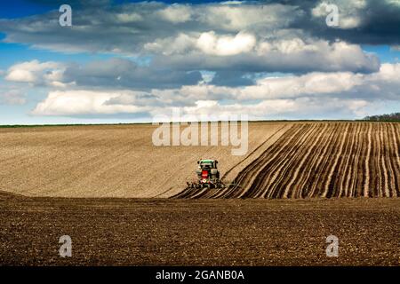 Champ de labourage des tracteurs, département du Puy de Dome, Auvergne-Rhône-Alpes, France, Europe Banque D'Images