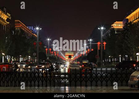 Vue de nuit - Bell Tower depuis Yongning-South Gate le long de Nandajie-South Avenue. Xi'an-Shaanxi-Chine-1530 Banque D'Images