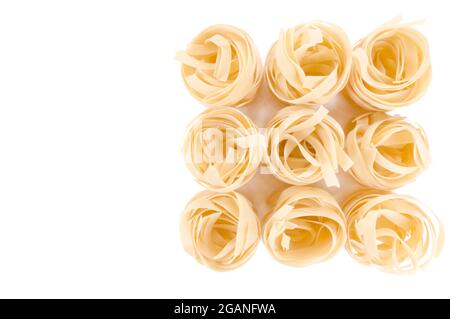 Nids secs de pâtes - fettuccine. Pâtes italiennes. Banque D'Images