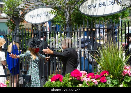 Ascot, Berkshire, Royaume-Uni. 16 juin 2021. Une femme racegoer porte un masque rouge tout comme passe par les contrôles de sécurité avant d'entrer dans l'enceinte royale de l'hippodrome d'Ascot. Les Racegoers doivent présenter un test de débit latéral négatif Covid-19 avant d'entrer dans l'hippodrome. Crédit : Maureen McLean/Alay Banque D'Images