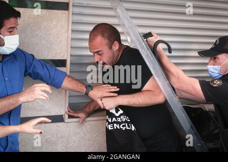 Ankara, Turquie. 31 juillet 2021. Les manifestants font face aux policiers pendant la manifestation. 7 personnes ont perdu la vie lors d'une attaque armée contre une maison dans le district de Meram de Konya, le 30 juillet. Le Parti démocratique des peuples (HDP) pro-kurde a déclaré sur son compte Twitter que l'attaque visait les Kurdes. Le HDP a lancé un appel à manifestation dans les grandes villes de Turquie le 31 juillet. La police n'a pas autorisé la manifestation à Ankara en raison des mesures de la COVID-19. Crédit : SOPA Images Limited/Alamy Live News Banque D'Images