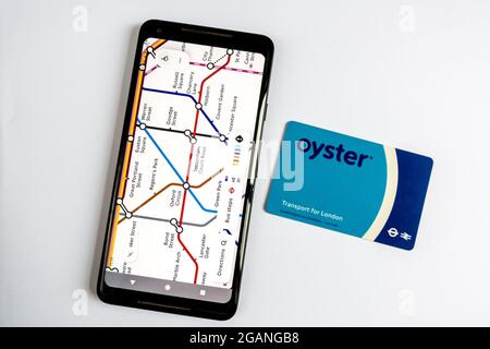 Carte du tube sur smartphone et carte Oyster la carte de voyage transport pour Londres Banque D'Images