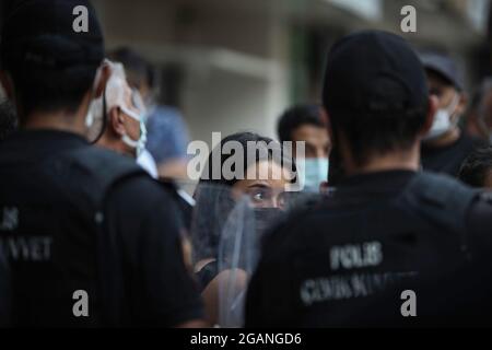 Ankara, Turquie. 31 juillet 2021. Les manifestants font face aux policiers pendant la manifestation. 7 personnes ont perdu la vie lors d'une attaque armée contre une maison dans le district de Meram de Konya, le 30 juillet. Le Parti démocratique des peuples (HDP) pro-kurde a déclaré sur son compte Twitter que l'attaque visait les Kurdes. Le HDP a lancé un appel à manifestation dans les grandes villes de Turquie le 31 juillet. La police n'a pas autorisé la manifestation à Ankara en raison des mesures de la COVID-19. Crédit : SOPA Images Limited/Alamy Live News Banque D'Images