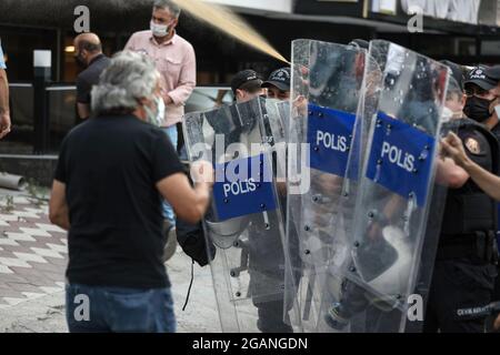 Ankara, Turquie. 31 juillet 2021. Un manifestant s'attaque aux policiers pendant la manifestation. 7 personnes ont perdu la vie lors d'une attaque armée contre une maison dans le district de Meram de Konya, le 30 juillet. Le Parti démocratique des peuples (HDP) pro-kurde a déclaré sur son compte Twitter que l'attaque visait les Kurdes. Le HDP a lancé un appel à manifestation dans les grandes villes de Turquie le 31 juillet. La police n'a pas autorisé la manifestation à Ankara en raison des mesures de la COVID-19. Crédit : SOPA Images Limited/Alamy Live News Banque D'Images