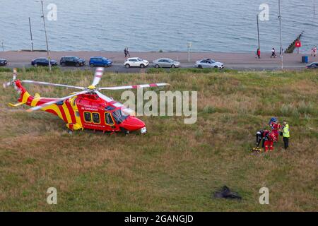 Southend-on-Sea, Royaume-Uni. 31 juillet 2021. L'ambulance aérienne Essex & Herts atterrit près du front de mer à Southend-on-Sea, au Royaume-Uni, pour assister à un incident d'urgence. Penelope Barritt/Alamy Live News Banque D'Images