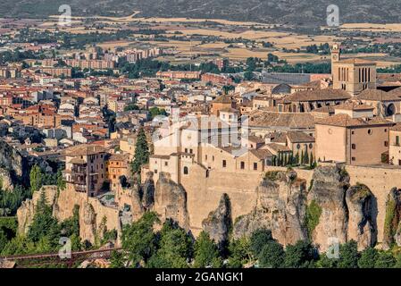 Casa Colgada ou maisons suspendues, maintenant le Musée de l'Art abstrait espagnol et le pont el Saint Pablo dans la rivière Huecar, Cuenca ville, la Mancha Espagne Banque D'Images