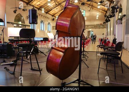 Wernigerode, Allemagne. 31 juillet 2021. Les instruments sont sur la scène du Marstall. L'Orchestre de chambre philharmonique a ouvert le 26e Festival Lap avec le Trio Cristin Claas. Jusqu'en 28.08.2021, des concerts et des spectacles d'opéra auront lieu dans les conditions de Corona. Dans celui-ci, la pièce 'la Tragödie de Carmen' sera mise en scène. Le concert d'ouverture a eu lieu cette année dans une salle de concert en raison des conditions météorologiques. Credit: Matthias Bein/dpa-Zentralbild/ZB/dpa/Alay Live News Banque D'Images