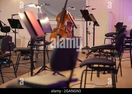 Wernigerode, Allemagne. 31 juillet 2021. Les instruments sont sur la scène du Marstall. L'Orchestre de chambre philharmonique a ouvert le 26e Festival Lap avec le Trio Cristin Claas. Jusqu'en 28.08.2021, des concerts et des spectacles d'opéra auront lieu dans les conditions de Corona. Dans celui-ci, la pièce 'la Tragödie de Carmen' sera mise en scène. Le concert d'ouverture a eu lieu cette année dans une salle de concert en raison des conditions météorologiques. Credit: Matthias Bein/dpa-Zentralbild/ZB/dpa/Alay Live News Banque D'Images