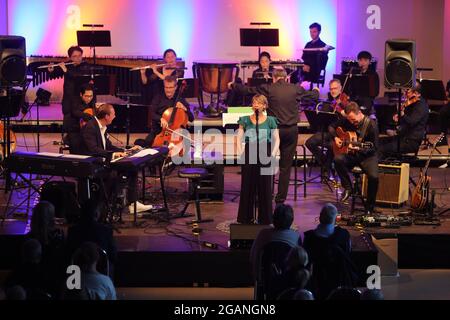 Wernigerode, Allemagne. 31 juillet 2021. Les musiciens de l'Orchestre de chambre philharmonique jouent avec le Trio Kristin Claas dans le Marstall. L'Orchestre de chambre philharmonique a ouvert le 26e Festival Lap avec le Trio Cristin Claas. Jusqu'en 28.08.2021, des concerts et des spectacles d'opéra auront lieu dans les conditions de Corona. Dans celui-ci, la pièce 'la Tragödie de Carmen' sera mise en scène. Le concert d'ouverture a eu lieu cette année dans une salle de concert en raison des conditions météorologiques. Credit: Matthias Bein/dpa-Zentralbild/ZB/dpa/Alay Live News Banque D'Images