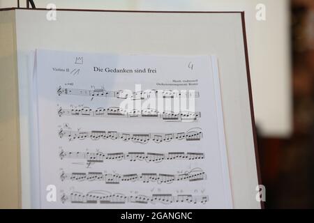 Wernigerode, Allemagne. 31 juillet 2021. Vue sur une feuille de musique dans le Marstall. L'Orchestre de chambre philharmonique a ouvert le 26e Festival Lap avec le Trio Cristin Claas. Jusqu'en 28.08.2021, des concerts et des spectacles d'opéra auront lieu dans les conditions de Corona. Dans celui-ci, la pièce 'la Tragödie de Carmen' sera mise en scène. Le concert d'ouverture a eu lieu cette année dans une salle de concert en raison des conditions météorologiques. Credit: Matthias Bein/dpa-Zentralbild/ZB/dpa/Alay Live News Banque D'Images