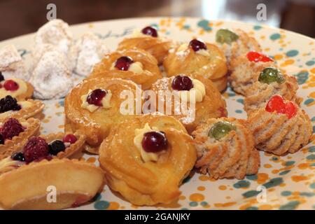 Zepple di San Giuseppe et biscuits aux amandes. Bonbons typiques du sud de l'Italie Banque D'Images