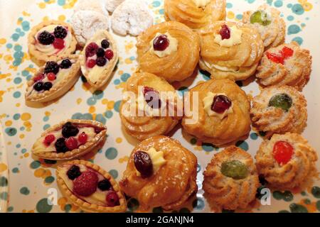 Zepple di San Giuseppe et biscuits aux amandes. Bonbons typiques du sud de l'Italie Banque D'Images