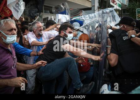 Ankara, Turquie. 31 juillet 2021. Les manifestants font face aux policiers pendant la manifestation. 7 personnes ont perdu la vie lors d'une attaque armée contre une maison dans le district de Meram de Konya, le 30 juillet. Le Parti démocratique des peuples (HDP) pro-kurde a déclaré sur son compte Twitter que l'attaque visait les Kurdes. Le HDP a lancé un appel à manifestation dans les grandes villes de Turquie le 31 juillet. La police n'a pas autorisé la manifestation à Ankara en raison des mesures de la COVID-19. (Photo de Tunahan Turhan/SOPA Images/Sipa USA) crédit: SIPA USA/Alay Live News Banque D'Images